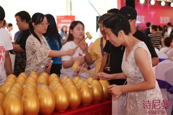 時尚女王海清助陣詩尼曼，女人當家玩轉百搭定制